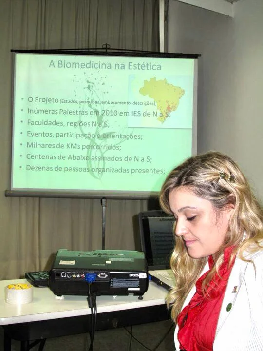 Dra. Ana Carolina Puga durante palestra sobre Biomedicina Estética
