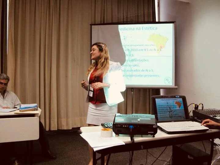 Apresentação sobre a Biomedicina Estética no Brasil