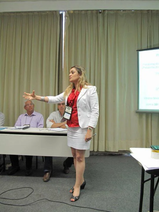 Dra. Ana Carolina Puga defendendo a regulamentação da profissão