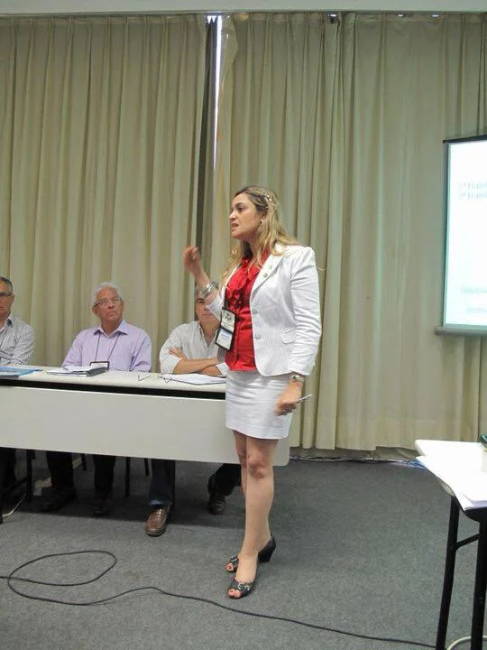 Dra. Ana Carolina Puga apresentando a expansão da área no país