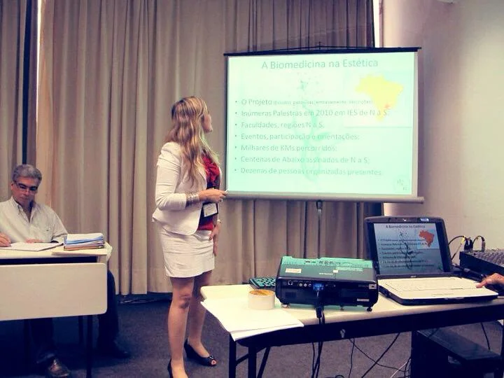 Dra. Ana Carolina Puga em palestra técnica